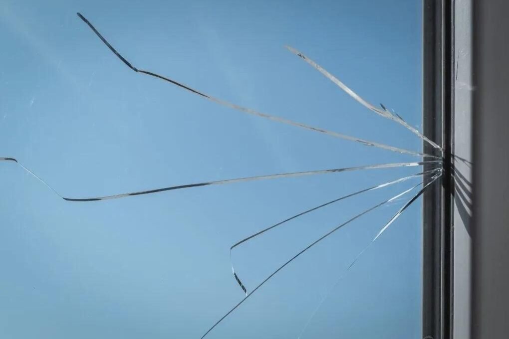 de ce crapa geamurile termopan