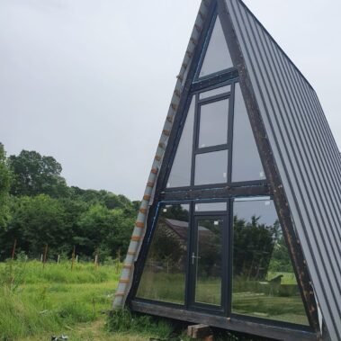 Casa pe structura metalica cu ferestre si usi din termopan